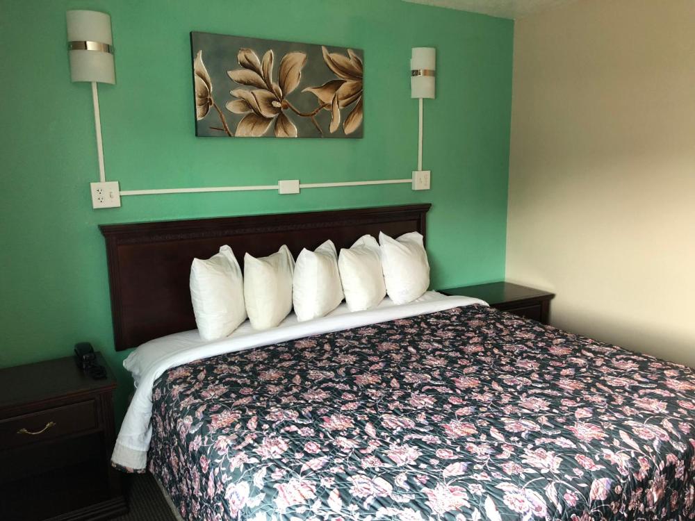 Deluxe King Room - Non-Smoking interior
